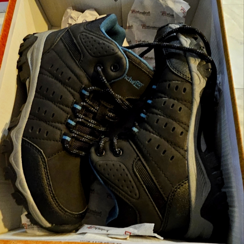 Avalanche Ridge Womens Faux Leather Outdoor Hiking Boots Never Worn!!